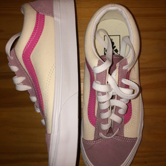 Brand new vans, never worn, doesn’t come with box. Size 6 women’s - Picture 2 of 3